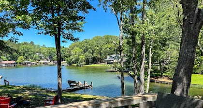 The Cove- Kayak, Private Boat Ramp, Fire Pit, Ping Pong, Darts, & EV Charger