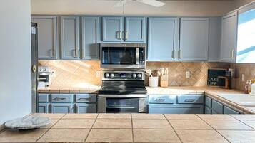 Kylskåp, mikrovågsugn, ugn och spishäll