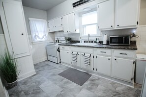 Frigorifero, microonde, forno, piano cottura