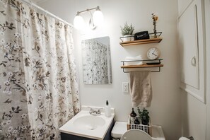 Sèche-cheveux, serviettes fournies, savon, shampoing