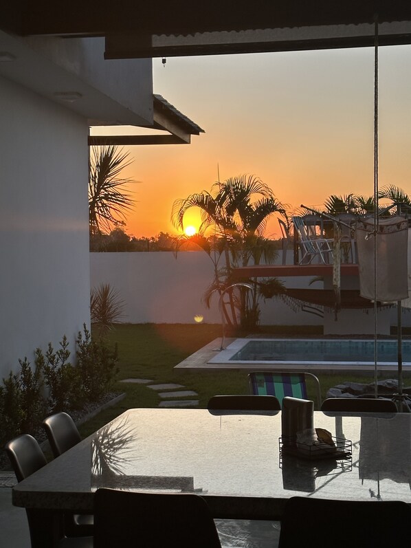 تناول الطعام بالخارج