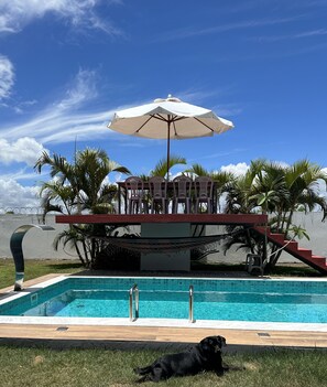 Una piscina al aire libre