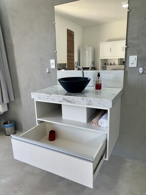 Secador de pelo, toallas, jabón y champú