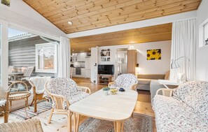 Smart TV, fireplace - Cozy home in Højby with Wi-Fi (Højby)