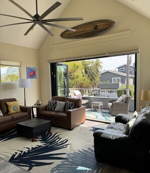 Smart TV, books - Visit the Newly Remodeled 25th Beach Retreat with hot tub! (Santa Cruz)