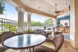 Outdoor dining - Nature view pool home near Disney and dining; King bed Master (Kissimmee)