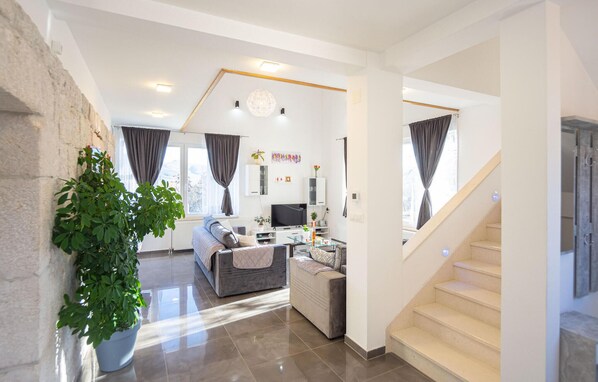 Tv, bordsfotboll och ett bordtennisbord