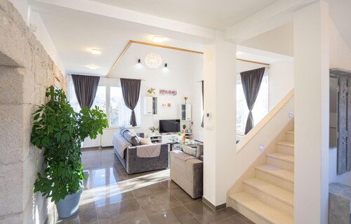 Cozy home in Neoric with house a panoramic view