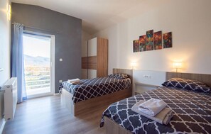 3 bedrooms, iron/ironing board, travel crib, free WiFi - Cozy home in Neoric with house a panoramic view (Neoric)