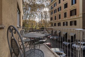 Property grounds - Apartment located on the 1st floor, of 5 in total, of a renovated period building equipped with a lift (not suitable for disabled people) accessible by a flight of stairsIn 45 m2 of space it accommodates 2 peopleIn the Trastevere area, it is located in t (Roma)