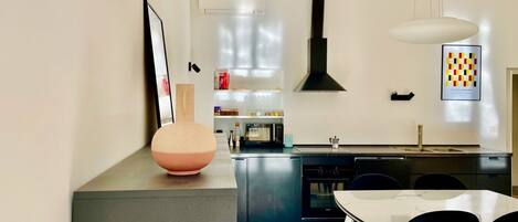 ثلاجة، ميكروويف، فرن، موقد طهي مسطح