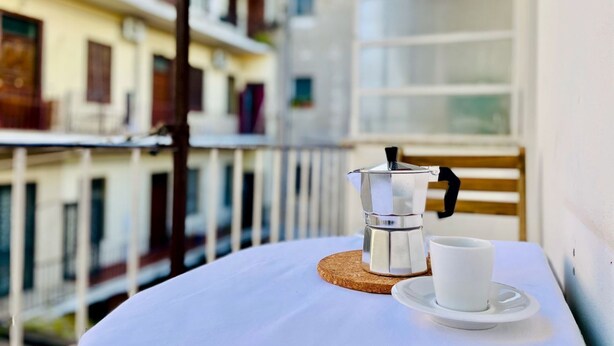 A balcony with a table, a coffee pot, and a cup. - GuestHost - The Design Pasta Apartment (Roma)