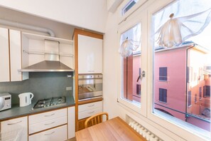 Køleskab, mikrobølgeovn, ovn, kogeplade