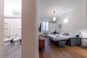 Shower, hair dryer, bidet, towels - HouSmart Corte Galluzzi 7/1 (Bologna)