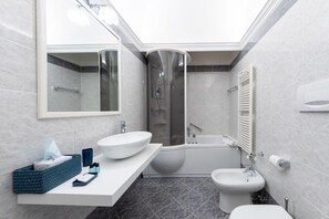 Shower, hair dryer, bidet, towels - HouSmart Corte Galluzzi 7/1 (Bologna)