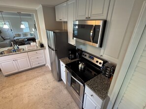 Een koelkast, een microgolfoven, een oven, een kookplaat