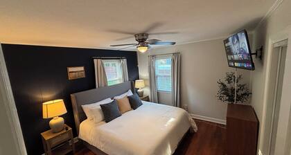 2 bedroom, 1 bath, remodeled 1945 cottage, 1000sq.ft. Two new LUX KING size beds