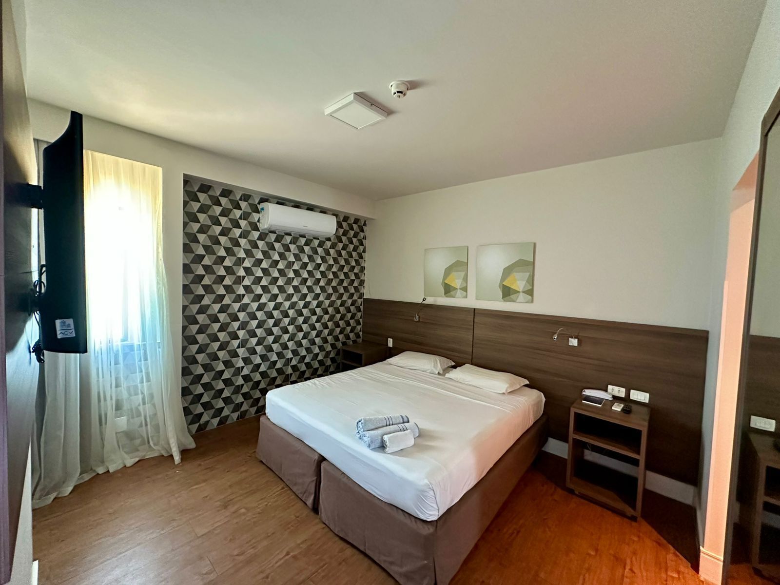 高级三人房 | 加厚床垫、特色家居、笔记本电脑工作区、遮光窗帘