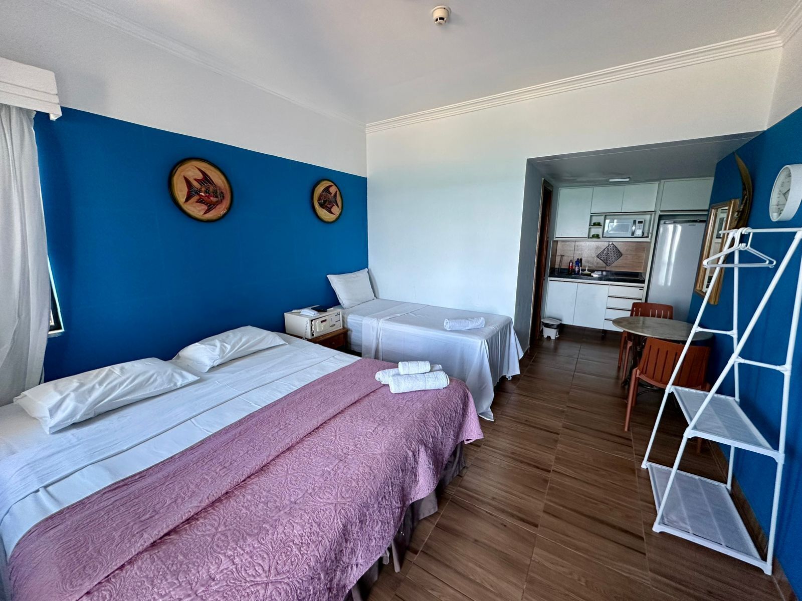 高级三人房 | 加厚床垫、特色家居、笔记本电脑工作区、遮光窗帘