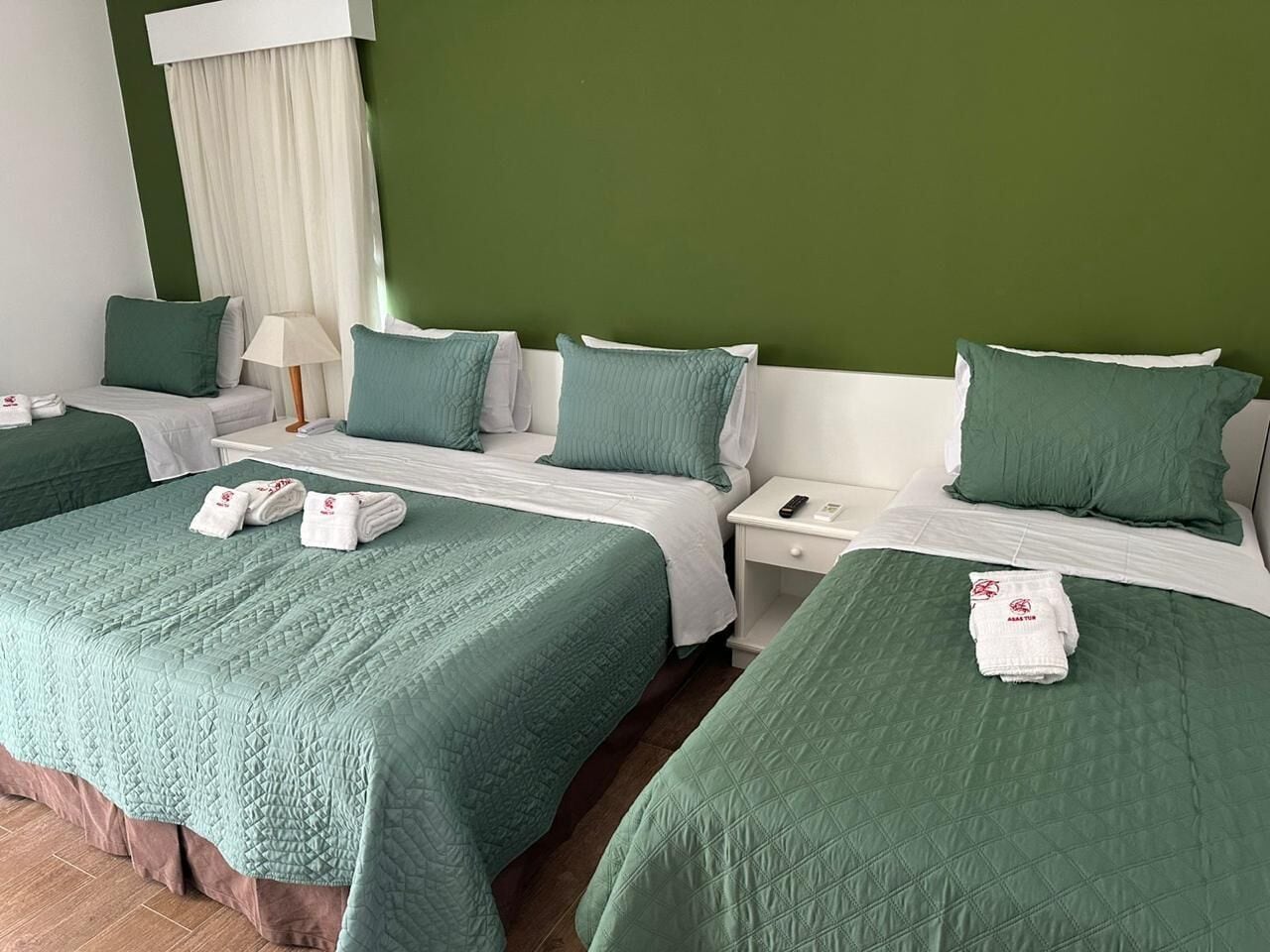 家庭四人房 | 加厚床垫、特色家居、笔记本电脑工作区、遮光窗帘