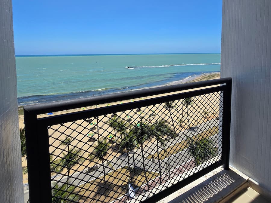 Un balcon avec vue sur la plage et l’océan.