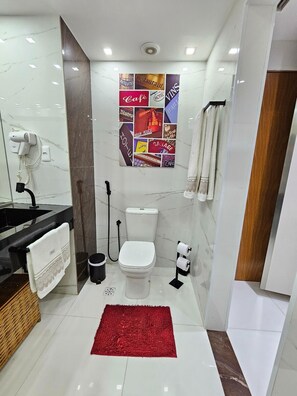 Deluxe Apartment | Bathroom