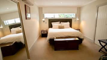 Luxury Penthouse | 1 bedroom, blackout curtains, soundproofing, iron/ironing board