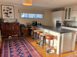 Luxury Penthouse | Private kitchen | Dishwasher, electric kettle, toaster, blender - Laneway Apartments (Napier)