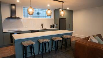 Apartemen Deluks | Dapur pribadi | Mesin pencuci piring, ketel listrik, pemanggang roti, dan blender