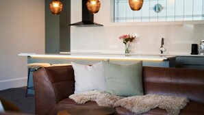 Deluxe Apartment | Private kitchen - Laneway Apartments (Napier)