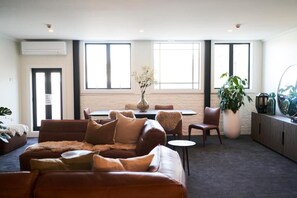 Deluxe-Apartment | Wohnbereich | Flachbildfernseher