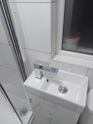 Haartrockner, Handtücher, Seife, Toilettenpapier