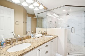 Een douche, handdoeken