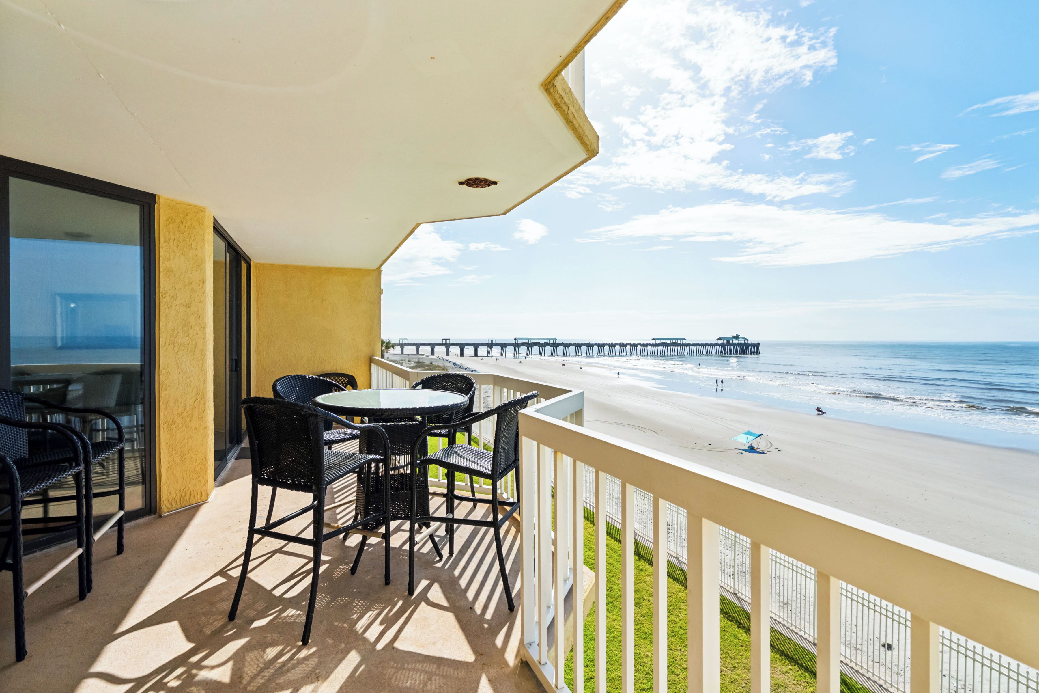 Oceanfront condo with balcony, Elevator, Beach access, 2 blocks to shops & restaurants