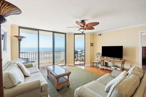 Oceanfront balcony, Elevator, Beach access, 2 blocks to shops & restaurants - COV 210!