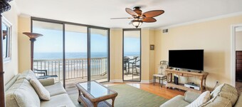 Oceanfront balcony, Elevator, Beach access, 2 blocks to shops & restaurants - COV 210!