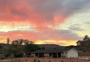 Exterior - Red Rock Views, Kanab Suite #5 Near National Parks (Kanab)