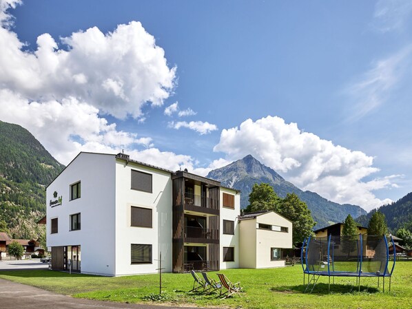 Guests can enjoy a balcony with large windows overlooking the surrounding mountains.
