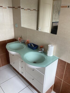 Haartrockner, Handtücher, Toilettenpapier