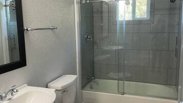 Secador de cabelo, toalhas de banho, sabonete, shampoo