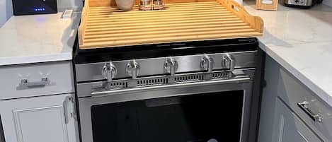 Een koelkast, een magnetron, een oven, een kookplaat