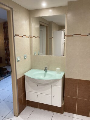 Dusch, hårtork, handdukar och toalettpapper