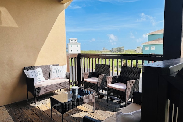 Relax and have your morning coffee on the balcony with ocean view