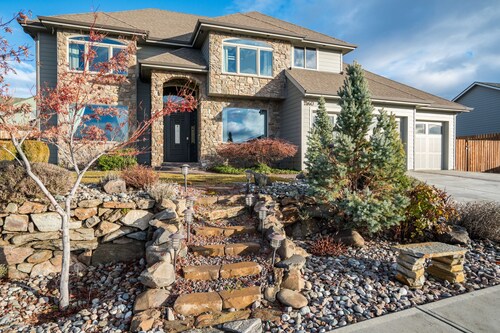Beautiful & Spacious Home with Gorgeous Mountain Views!