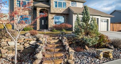 Beautiful & Spacious Home with Gorgeous Mountain Views!