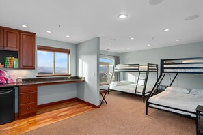 4 bedrooms, desk, iron/ironing board, WiFi