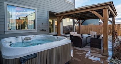 Beautiful & Spacious Home with Gorgeous Mountain Views!