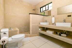 Dusche, Haartrockner, HandtĂŒcher, Seife