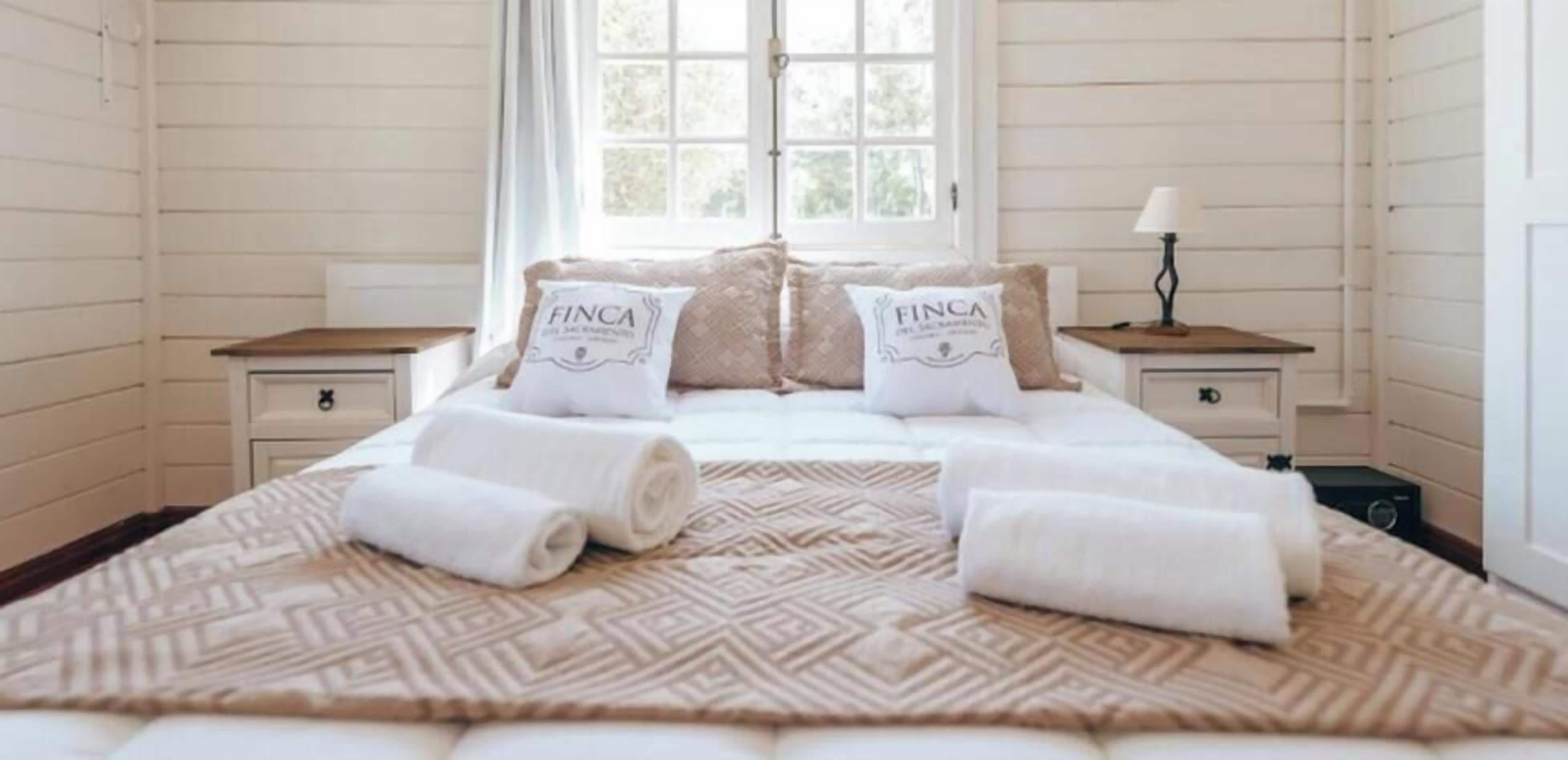 1 bedroom, Egyptian cotton sheets, premium bedding, down duvets