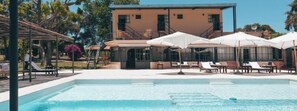 Alberca al aire libre por temporada y sombrillas en la alberca 